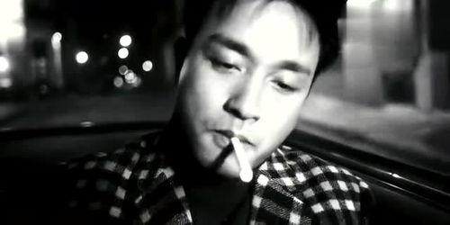 张国荣抽烟回头视频,一瞬间的经典回眸