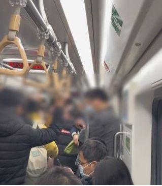 上海地铁女子打架视频,激烈打斗引众目睽睽
